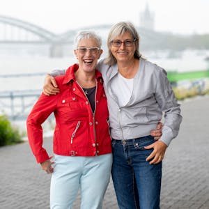 Die Freundinnen Rosa Henkel und Sibylle Kaminski stehen am Rheinufer.