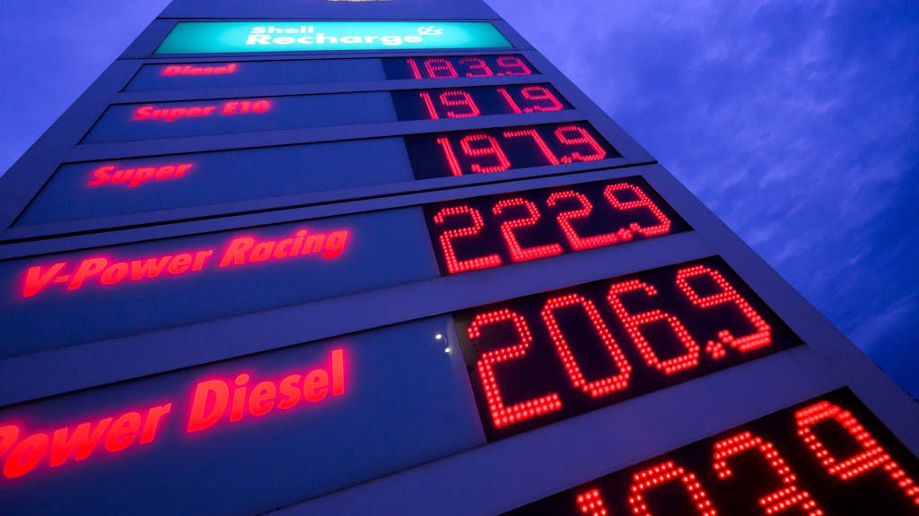 Spritpreise leuchten auf der Anzeigetafel einer Tankstelle in Hannover.