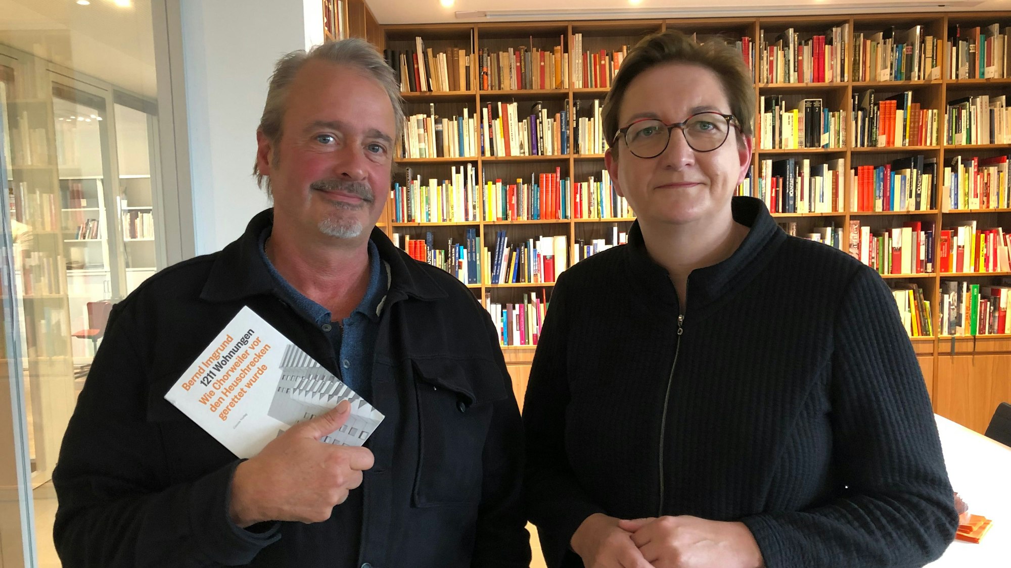 Autor Bernd Imgrund mit Ministerin Klara Geywitz.