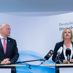 Nancy Faeser (SPD), Bundesinnenministererin, steht bei einem Besuch im Bundesamt für Sicherheit in der Informationstechnik (BSI) neben Arne Schönbohm, Präsident des BSI.&nbsp;
