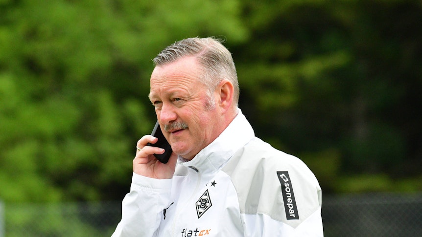 Roland Virkus telefoniert am 27. Juli 2023 im Trainingslager von Borussia Mönchengladbach.