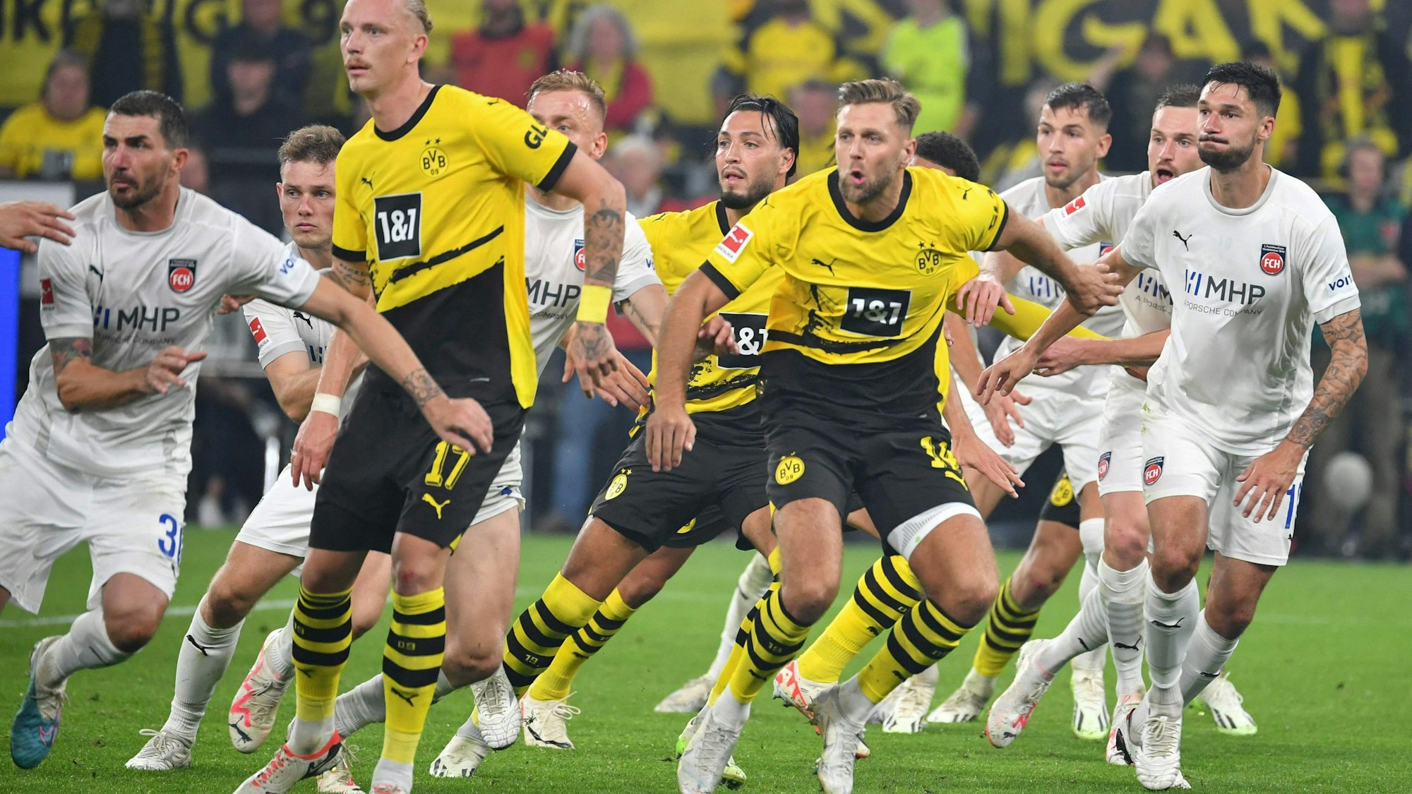 Bundesliga: Borussia Dortmund gegen FC Heidenheim, Spieler im Strafraum.