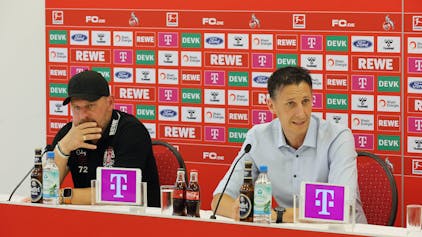 Trainer Steffen Baumgart und FC-Geschäftsführer Christian Keller auf der Pressekonferenz am Geißbockheim vor dem Spiel gegen Frankfurt.