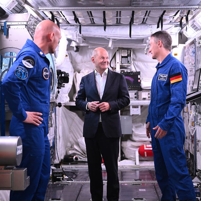 Bundeskanzler Olaf Scholz (SPD, M) steht mit den deutschen ESA-Astronauten Matthias Maurer (r) und Alexander Gerst in einem Modell des Columbus-Moduls in der Neutral Bouyancy Facility, während eines Besuchs im Astronautenzentrum der Europäischen Weltraumorganisation ESA.&nbsp;