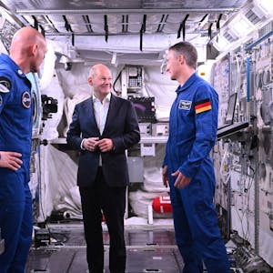 Bundeskanzler Olaf Scholz (SPD, M) steht mit den deutschen ESA-Astronauten Matthias Maurer (r) und Alexander Gerst in einem Modell des Columbus-Moduls in der Neutral Bouyancy Facility, während eines Besuchs im Astronautenzentrum der Europäischen Weltraumorganisation ESA.&nbsp;