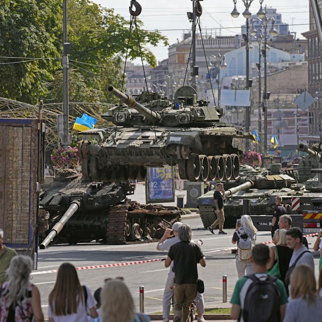 Arbeiter bereiten am 22. August 2023 eine Ausstellung mit erbeuteten russischen Panzern auf einer Straße in Kiew vor.