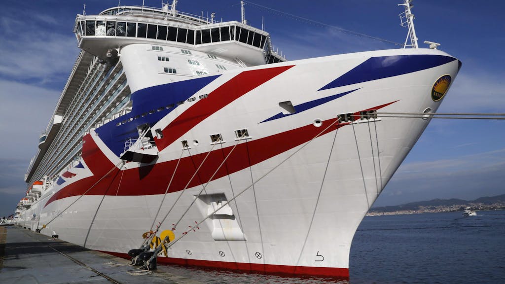 Das Kreuzfahrtschiff „Britannia“ ankert an einem Hafen in Spanien.