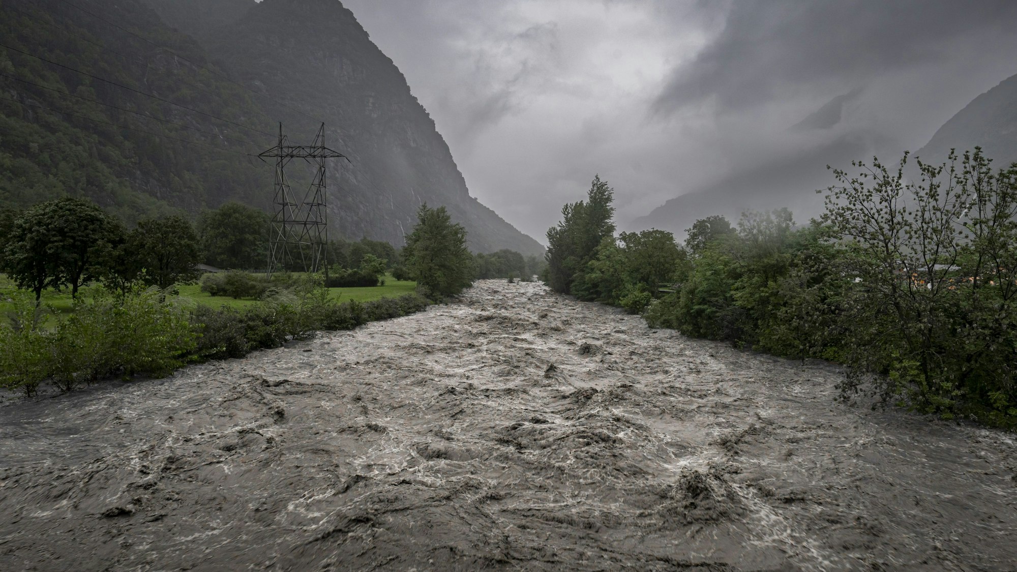 Der Fluss Brenno führt nach starken Regenfällen in der Südschweiz viel Wasser.
