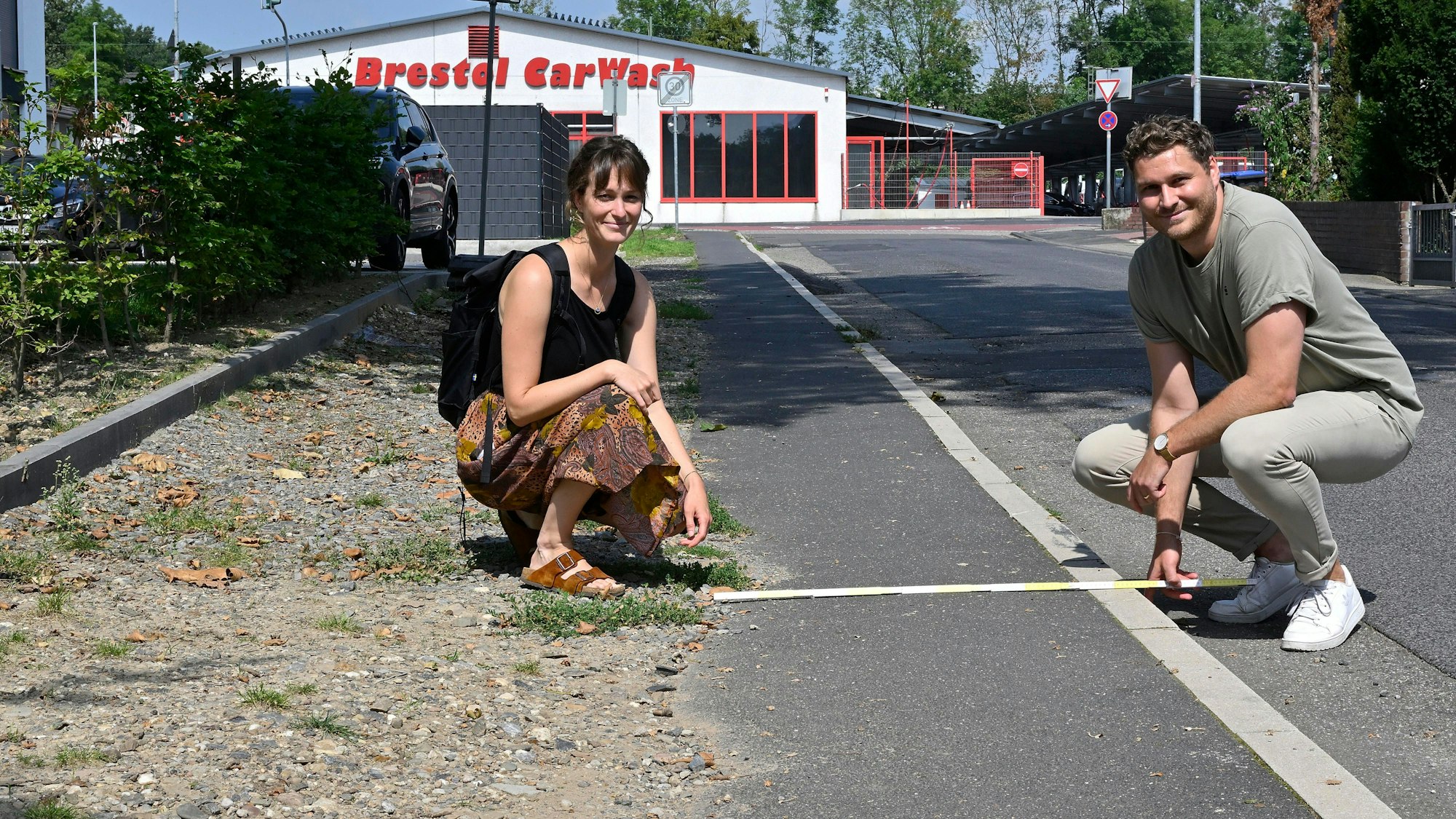 Die Gladbacher Fuß- und Radverkehrsbeauftragte Maren Hesselmann und der Mobilitätsmanager Jonathan Benninghaus zeigen, wie wenig Platz Fußgänger oft haben.
