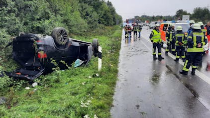 Bei einem Unfall auf der A3 in Fahrtrichtung Köln hat ein BMW-Fahrer bei einem Alleinunfall mehrmals überschlagen.