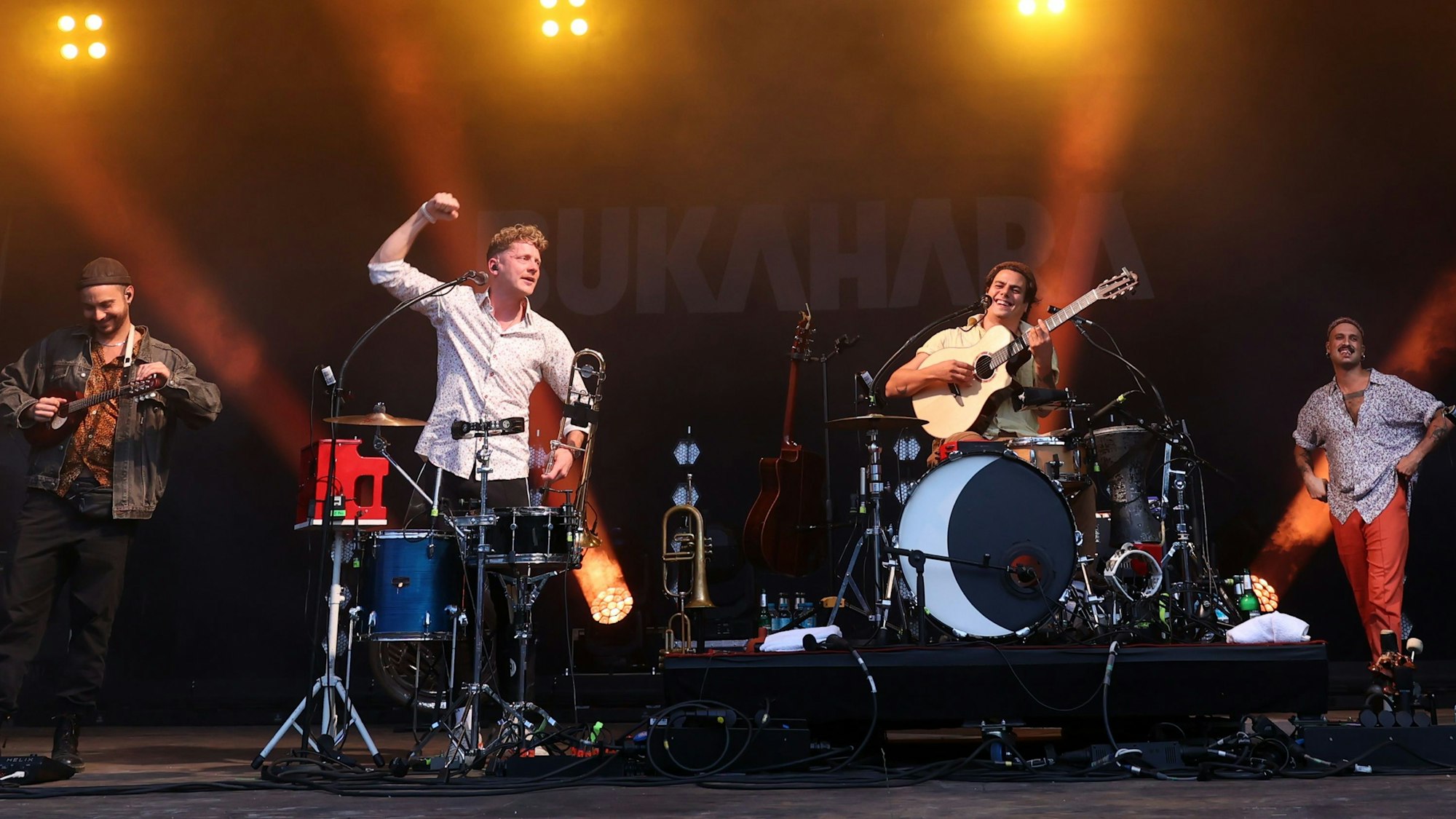 31.08.2023
Köln:
Bukahara, die beliebte Kölner Folk-Pop-Band tritt an zwei Tagen open air an der Südbrücke auf.
Foto: Martina Goyert

