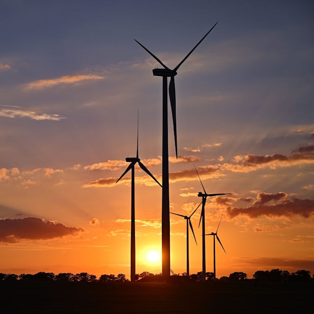 Sonnenuntergang über einem Windenergiepark
