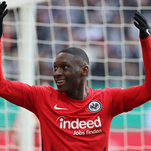 (FILES) Frankfurt's French forward Randal Kolo Muani celebrates scoring the 2-0 goal with his team-mates during the German Cup (DFB Pokal) quarter-final football match Eintracht Frankfurt v Union Berlin in Frankfurt, western Germany on April 4, 2023. Paris Saint-Germain announced the signing of France striker Randal Kolo Muani from German club Eintracht Frankfurt early on September 2nd, moments after the summer transfer window closed in Europe.
Kolo Muani, 24, has signed a five-year contract with the French champions. (Photo by Daniel ROLAND / AFP) / DFL REGULATIONS PROHIBIT ANY USE OF PHOTOGRAPHS AS IMAGE SEQUENCES AND/OR QUASI-VIDEO
