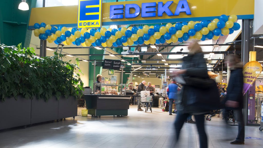 Kunden gehen an der Edeka-Filiale am Tempelhofer Damm in Berlin vorbei, hier im März 2017.