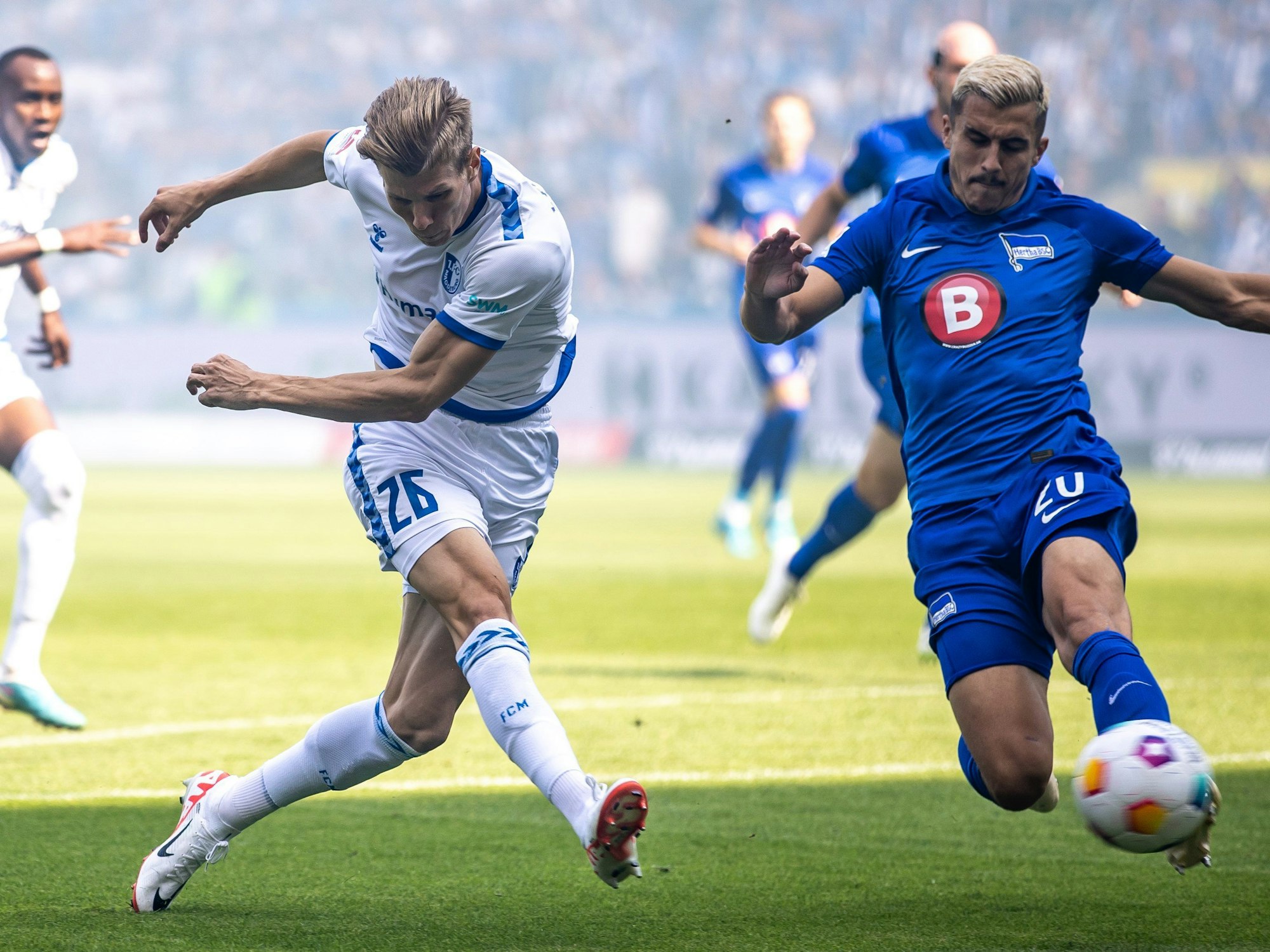 1. FC Magdeburg gegen Hertha BSC: Luca Schuler von 1. FC Magdeburg kämpft gegen Berlins Marc Oliver Kempf (r) um den Ball.