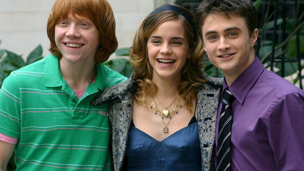 Schauspieler Daniel Radcliffe (rechts) mit Schauspielerin Emma Watson und Rupert Grint (links) während eines Fototermins in London, hier im Oktober 2005.