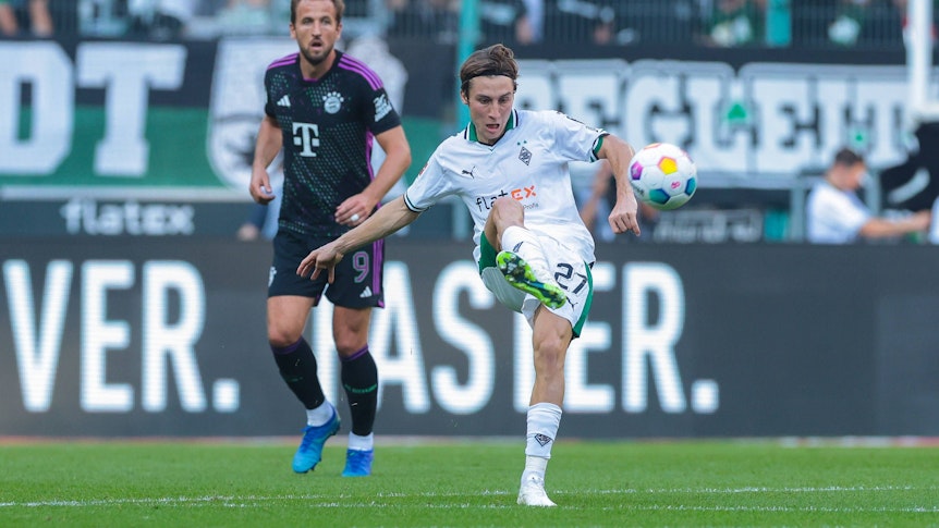 Rocco Reitz spielt einen Ball im Spiel von Borussia Mönchengladbach gegen Bayern München am 2. September 2023.