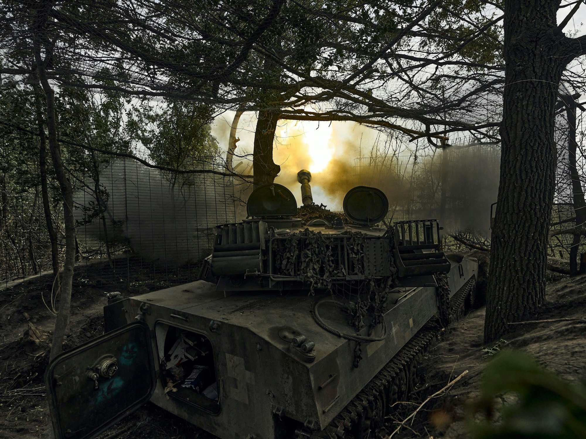 Ein ukrainisches selbstfahrendes Artilleriesystem feuert auf russische Stellungen an der Frontlinie, hier bei Bachmut Anfang September. Die ukrainische Armee konnte zuletzt einige Erfolge im Süden des Landes erzielen.