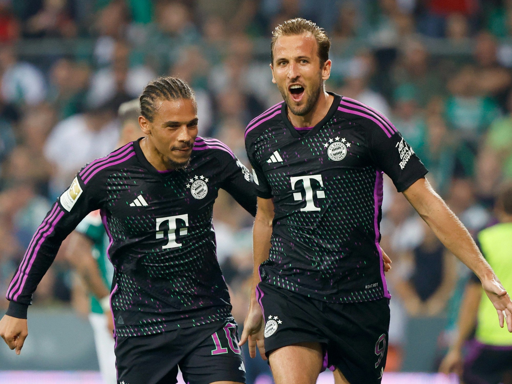 Werder Bremen gegen FC Bayern München: Bayerns Harry Kane (r) bejubelt sein Tor zum 2:0