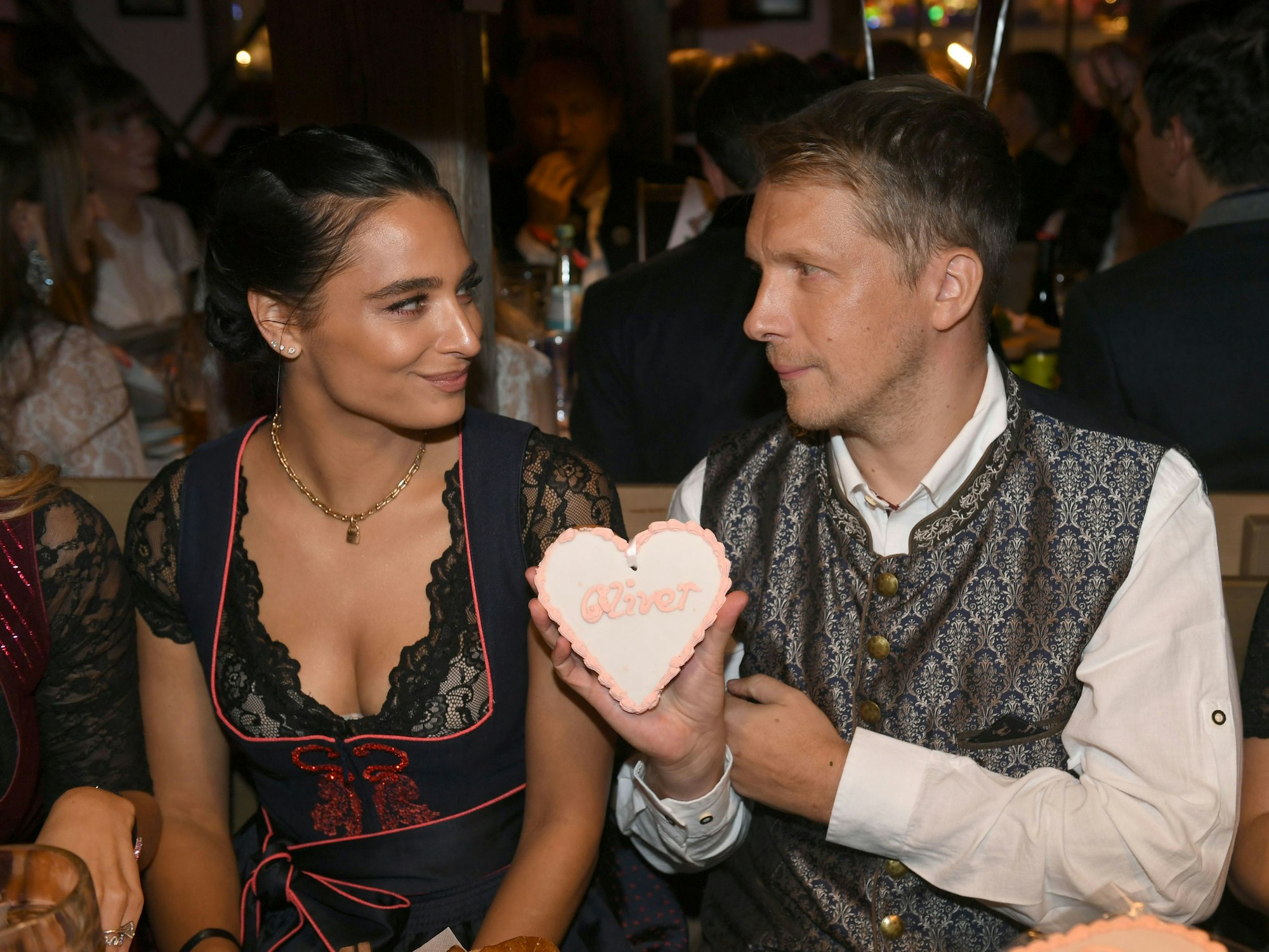 Der Comedian Oliver Pocher und seine damals noch Partnerin Amira Pocher feiern beim Almauftrieb im Käfer-Zelt auf dem Oktoberfest, hier im September 2022.