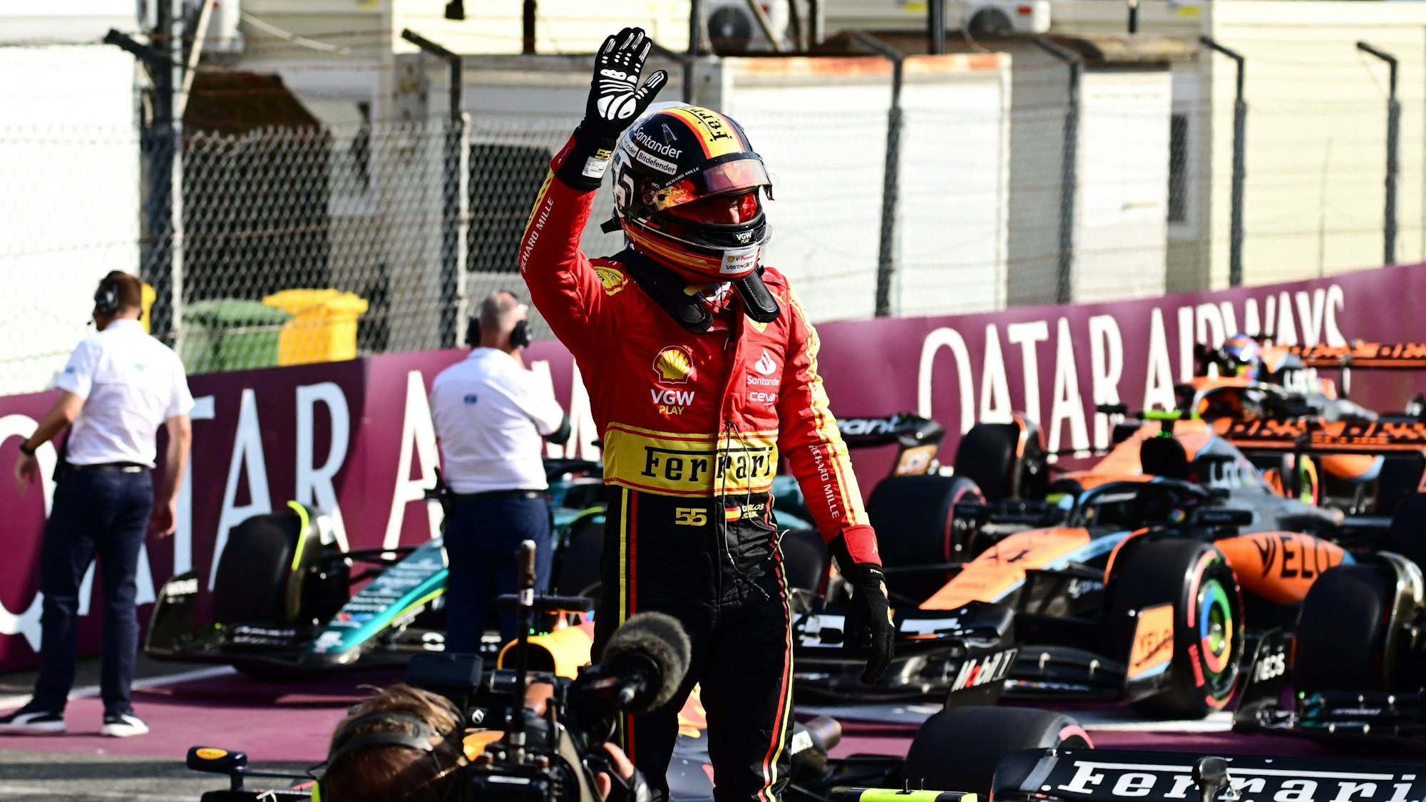 Carlos Sainz jubelt im Ferrari-Outfit.