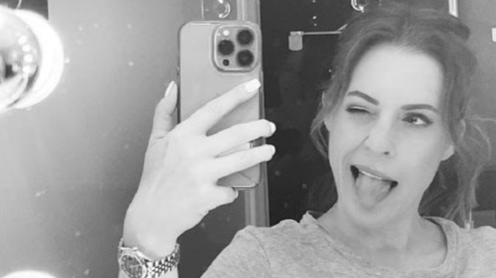 Jule Gölsdorf steht vor einem Spiegel und macht ein Selfie. Sie streckt ihre Zunge raus.