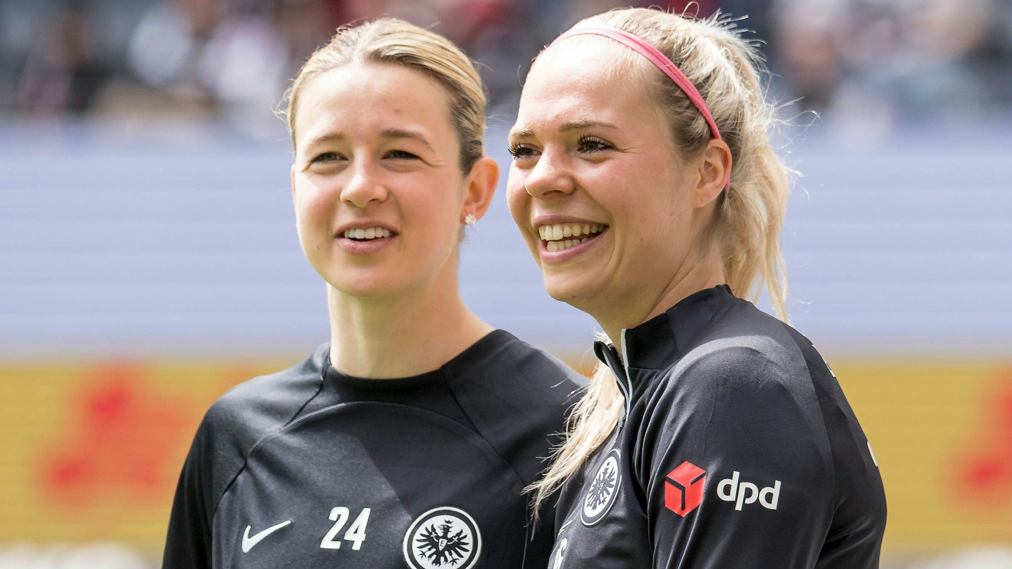 FC-Neuzugang Janina Hechler (r.) gemeinsam mit ihrer Teamkollegin Anna Aehling vor der Bundesliga-Partie gegen den VfL Wolfsburg am 14. Mai 2023.