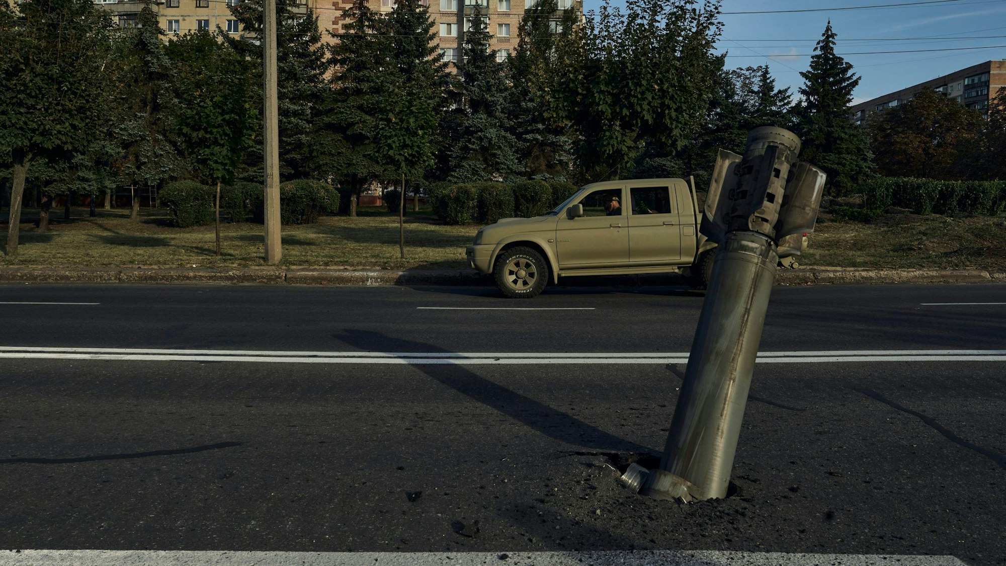 Eine Rakete steckt in einer Straße fest.
