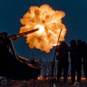 Ukrainische Soldaten feuern eine Pion (M-1975) Kanonenhaubitze auf russische Stellungen in der Nähe von Bachmut. (Symbolbild)