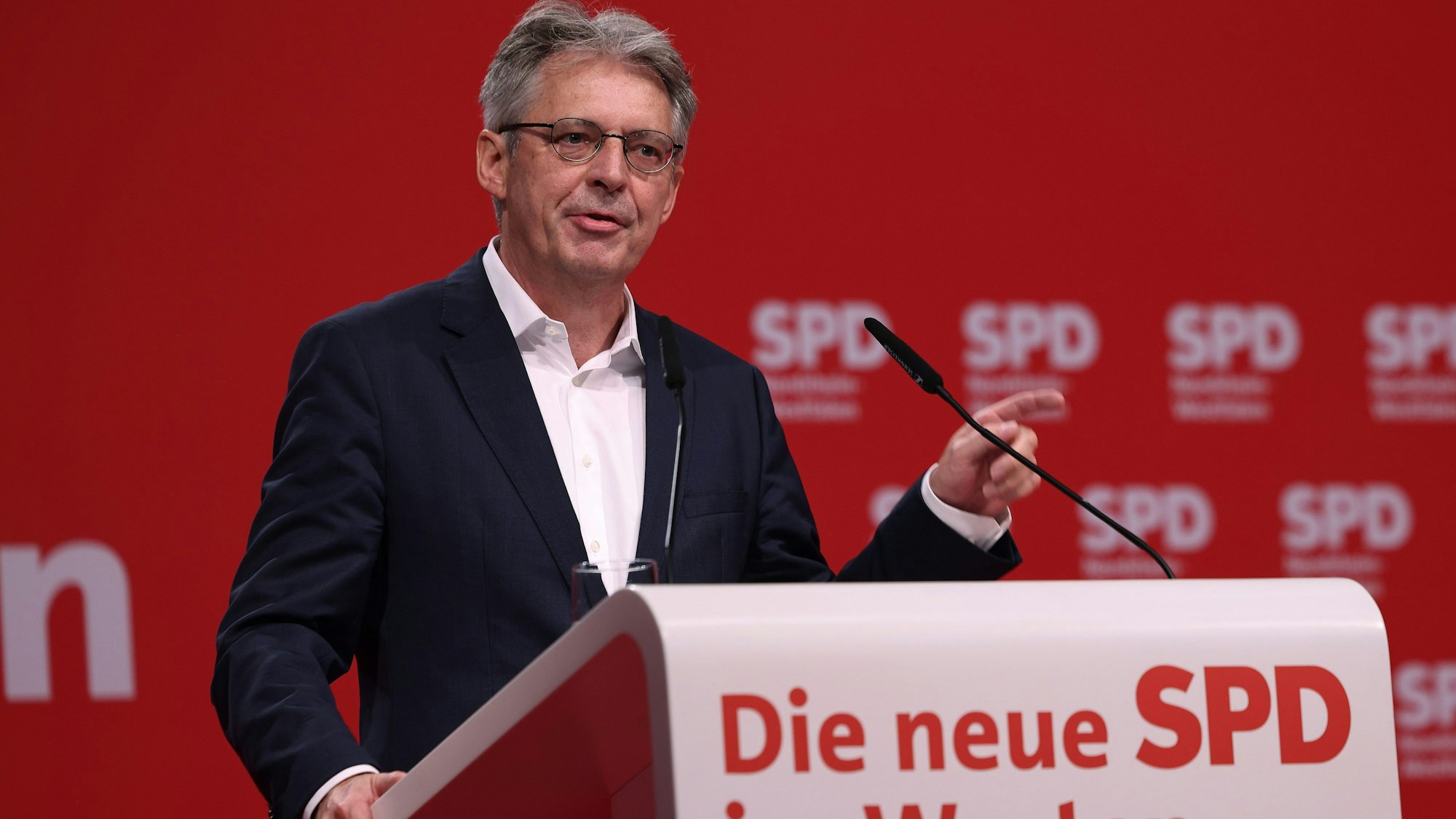 Der neue Co-Landeschef der NRW-SPD: Achim Post spricht an einem in SPD-Farben gehaltenen Rednerpult.