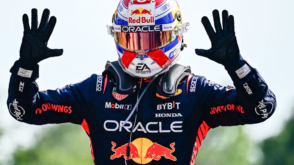 Max Verstappen zeigt mit beiden Händen seine zehn Siege in Serie in der Formel 1 an.