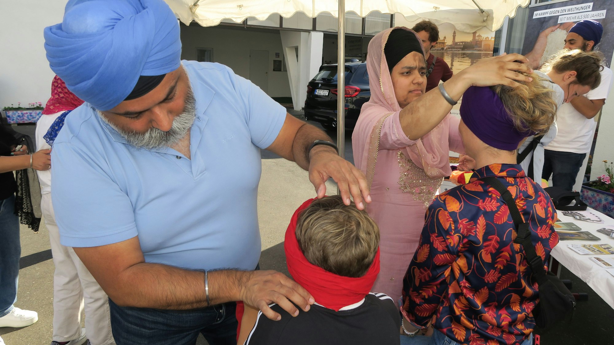 Ranbir Singh und Jasteen Kaur (v.l.) zeigten den Besuchern, wie man Turbans bindet.