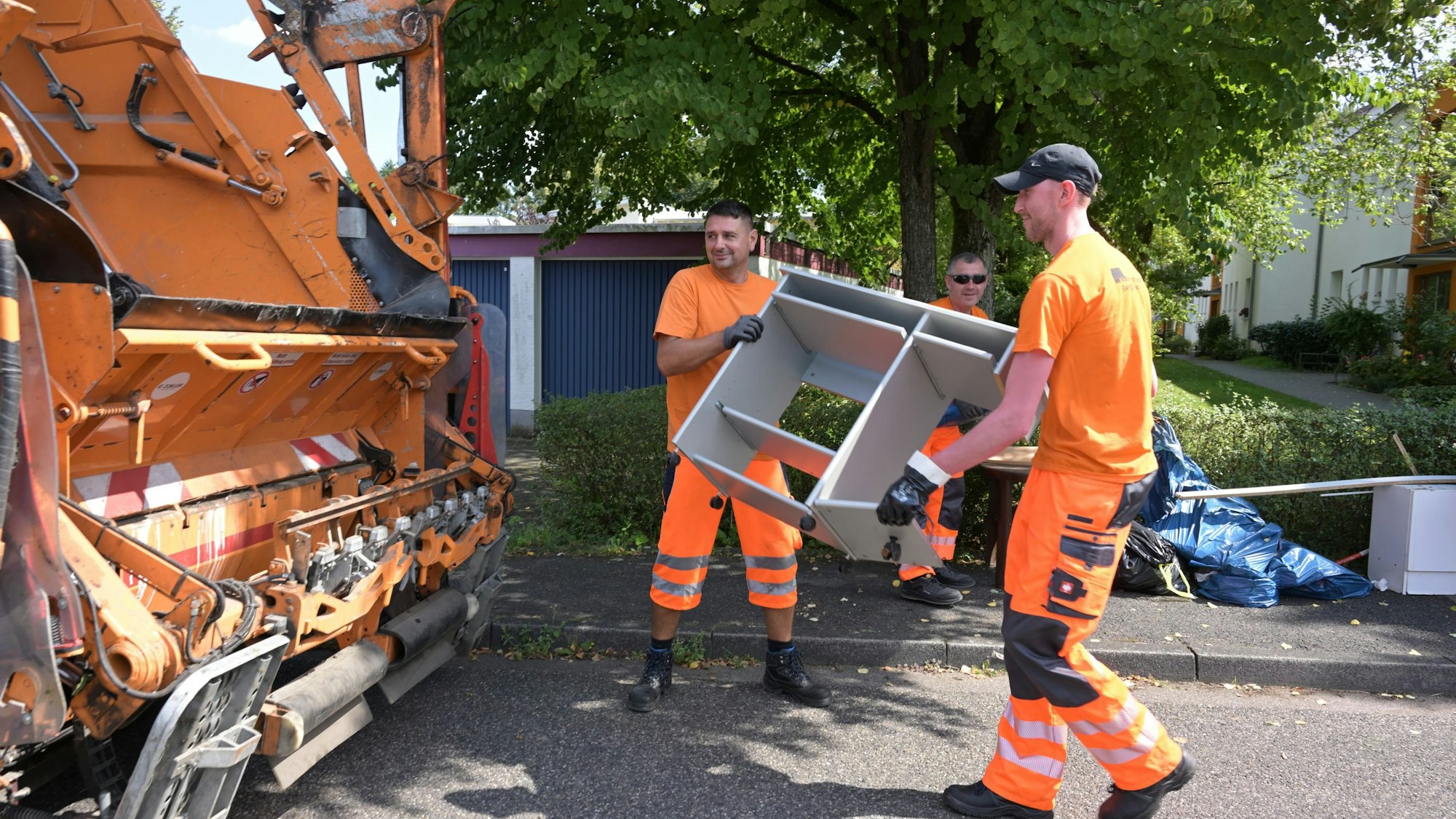 Das Foto zeigt Mitarbeiter der Gladbacher Müllabfuhr bei der Arbeit