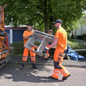 Das Foto zeigt Mitarbeiter der Gladbacher Müllabfuhr bei der Arbeit
