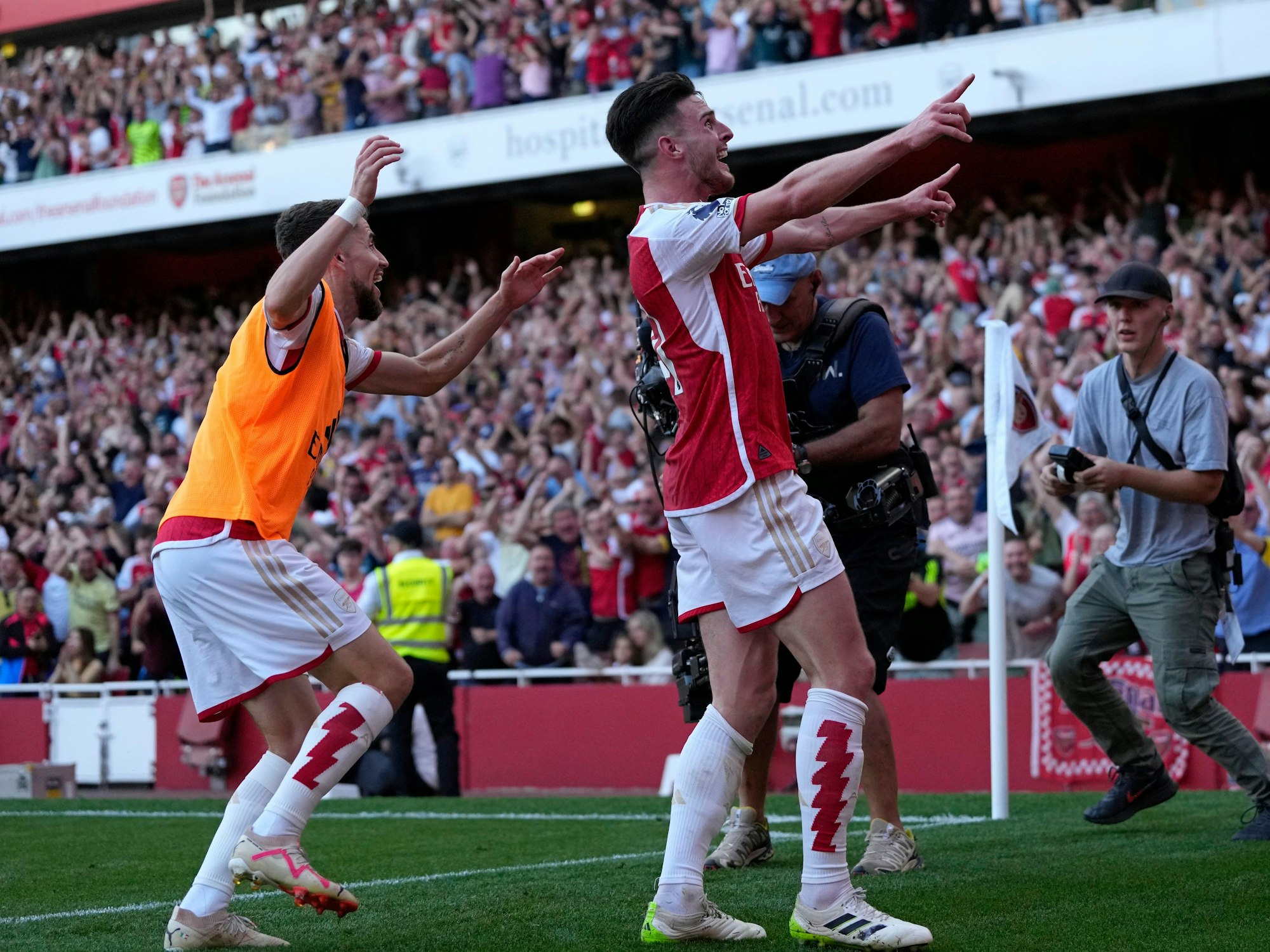 Fußball: Premier League, England, FC Arsenal - Manchester United, 4. Spieltag. Declan Rice (r) von Arsenal jubelt nach dem zweiten Tor seiner Mannschaft. +++ dpa-Bildfunk +++