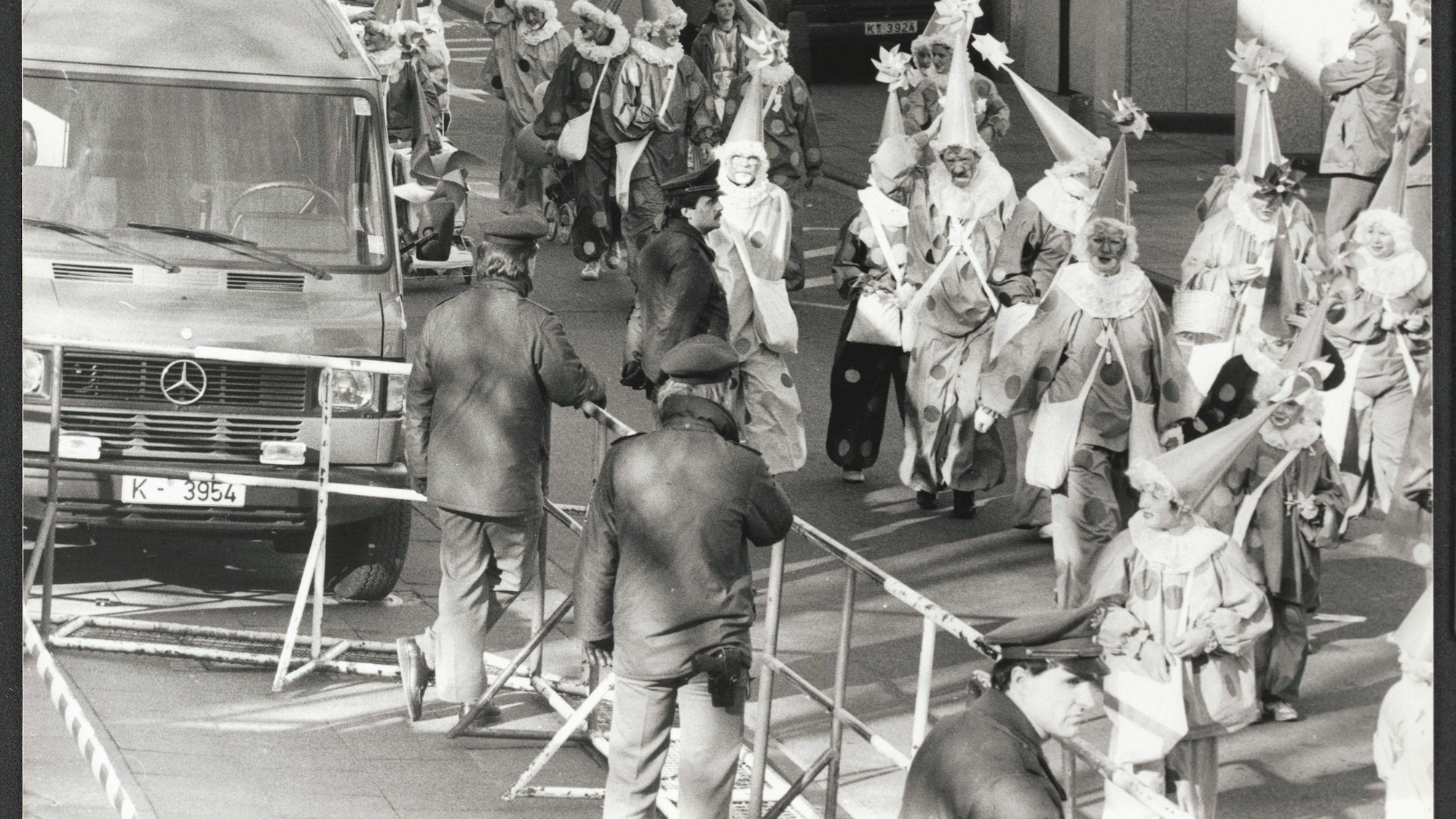 Köln - Karneval - Karnevalssonntag 1988 - Mord - "Karnevalszug marschiert an Frauenleiche vorbei" - 10 Meter vom Zugweg entfernt vom Zugweg liegt eine ermordete Frau hinter einer Reibekuchenbude an der Albertusstraße - Foto vom 14.02.1988