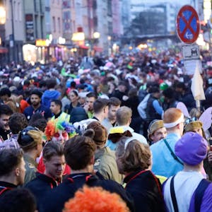 Die Zülpicher Straße in Köln am Freitagabend an Karneval (17. Februar 2023) (Symbolbild)
