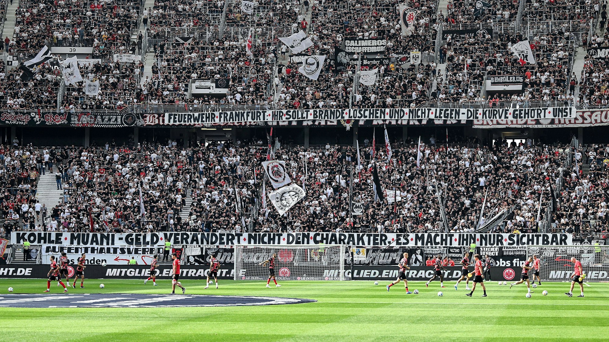 Frankfurt-Fans zeigen ein Spruchband gegen Ex-Spieler Randal Kolo Muani.