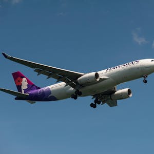 Ein Airbus A330 der US-amerikanischen Fluggesellschaft Hawaiian Airlines beim Start am Himmel. (Symbolbild)