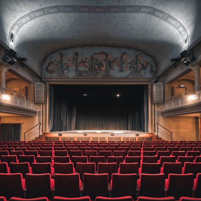 Der Theatersaal der Volksbühne am Rudolfplatz mit roten Samtstühlen.