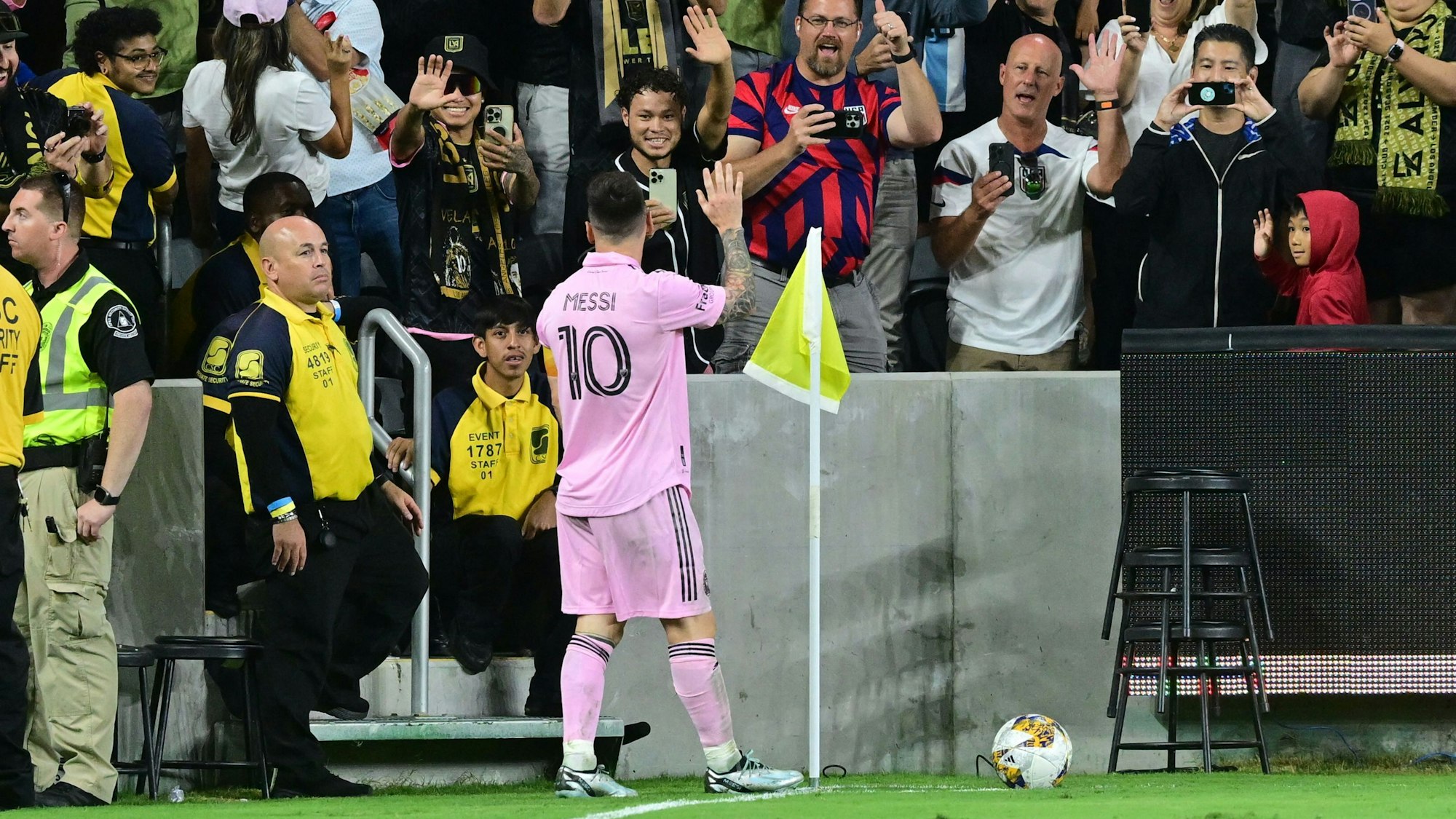 Lionel Messi winkt der jubelnden Masse im Stadion zu.