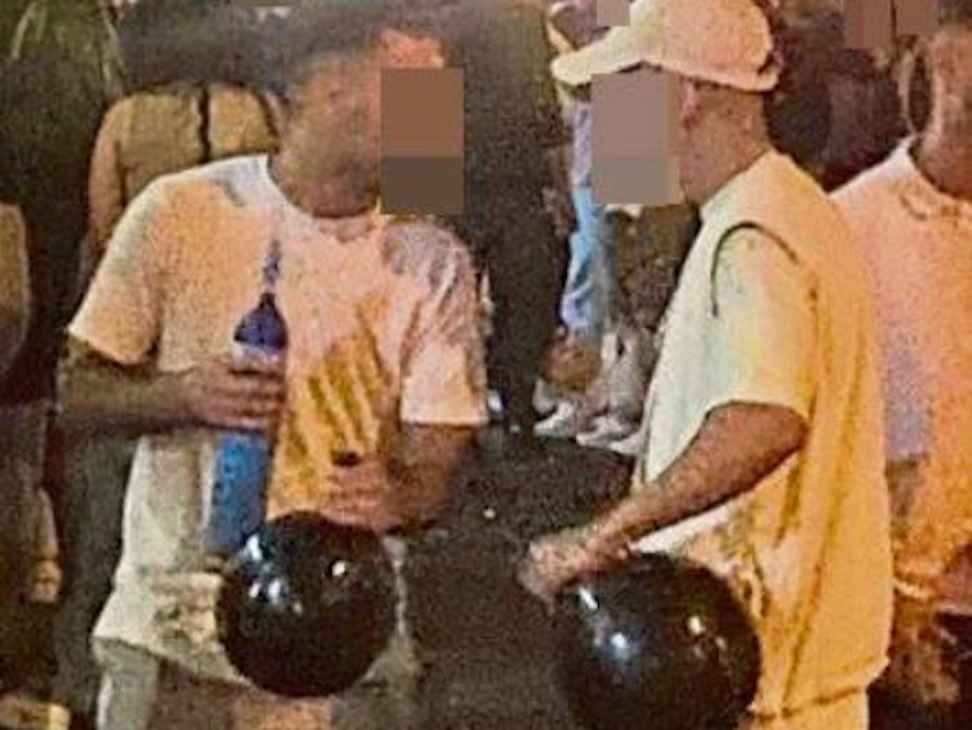 Zwei junge Männer stehen vor einem Club in Köln. In ihren Händen haben sie Lachgas-Flaschen und einen Luftballon.