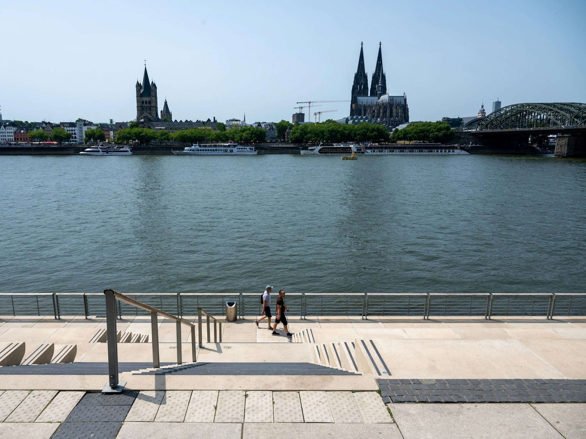 Der Rheinboulevard ist menschenleer an einem heißen Tag
