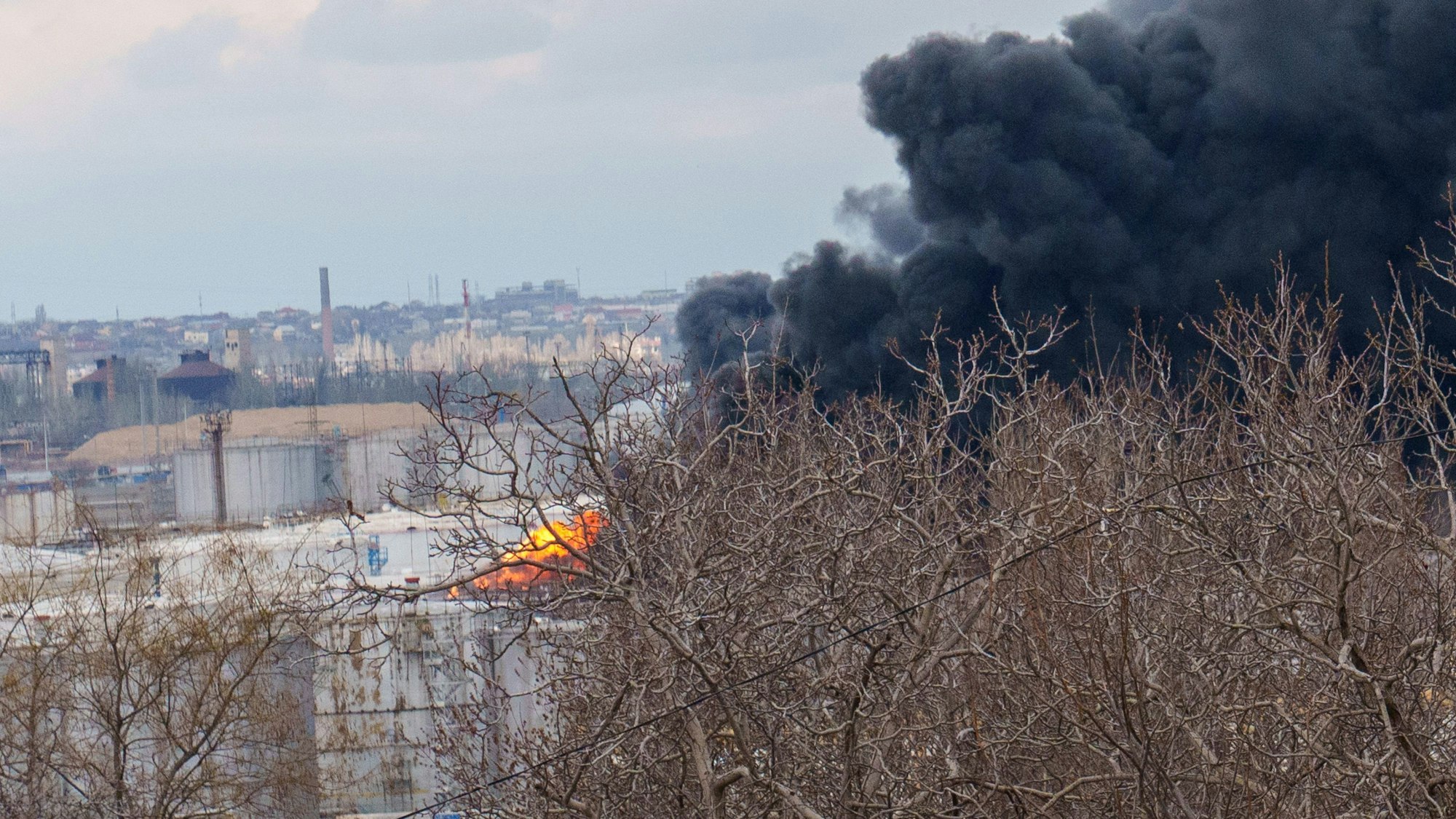 Schwarzer Rauch über einem Treibstoffdepot in der ukrainischen Stadt Odessa. In der Nacht auf Montag hat Russland erneut ukrainische Häfen angegriffen. Laut Angaben aus Kiew landete dabei eine russische Drohne im Nato-Land Rumänien, Bukarest dementiert den Bericht. (Archivbild)