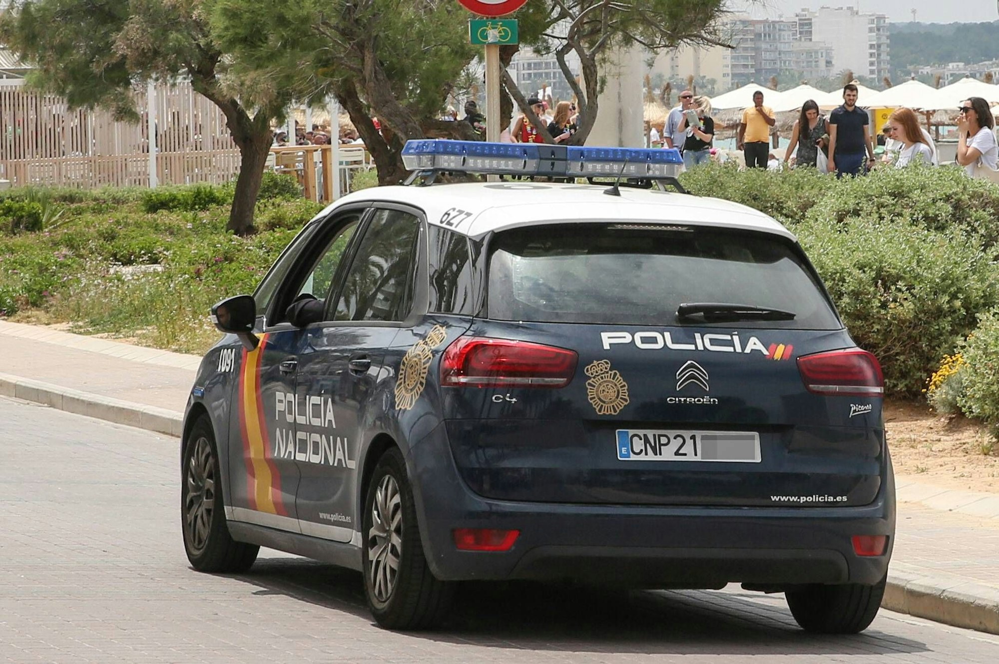 Ein Wagen der Policia Nacional fährt an der Playa de Palma auf Mallorca entlang.