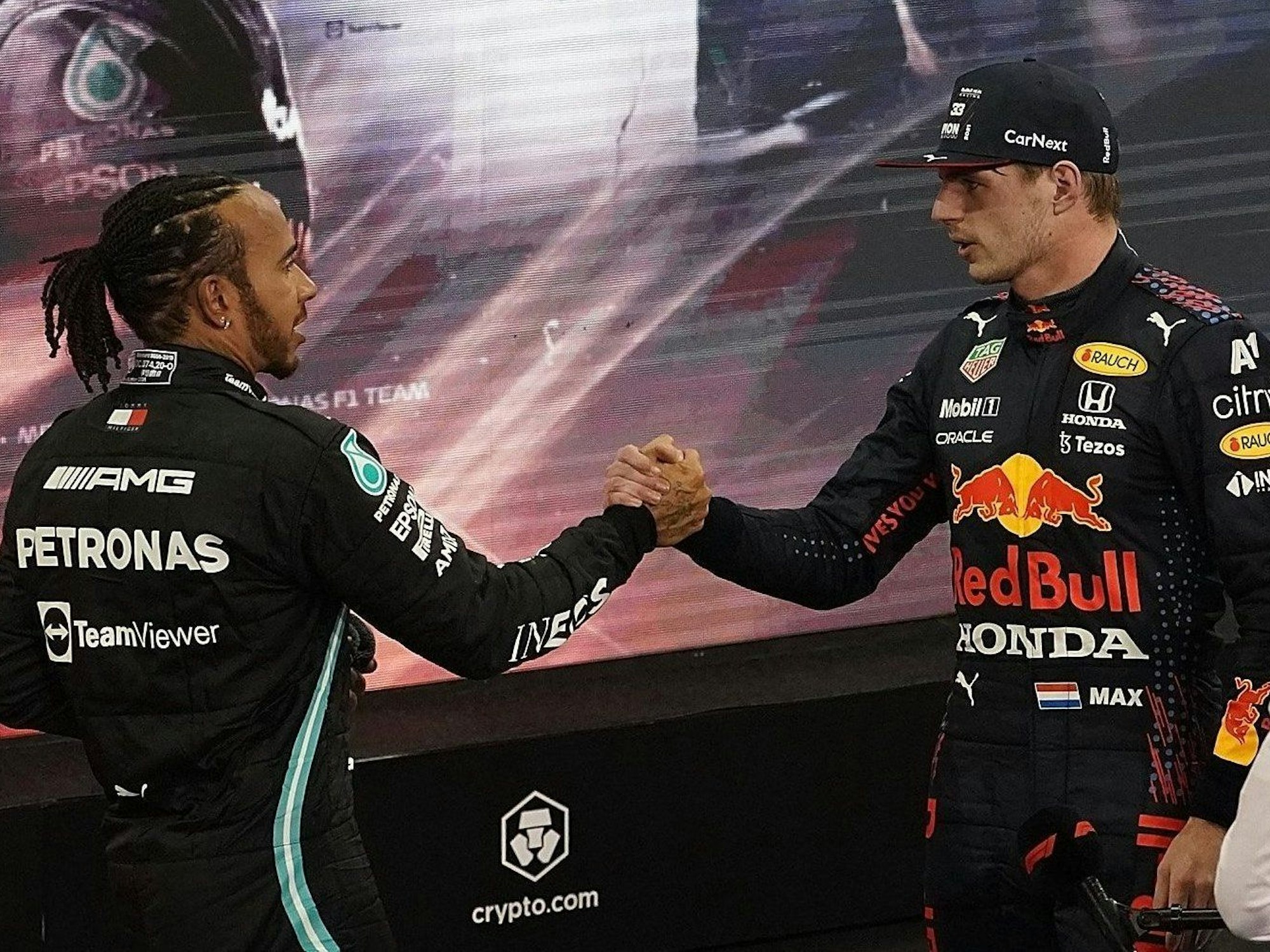Lewis Hamilton (l.) und Max Verstappen geben sich auf dem Podest die Hand.