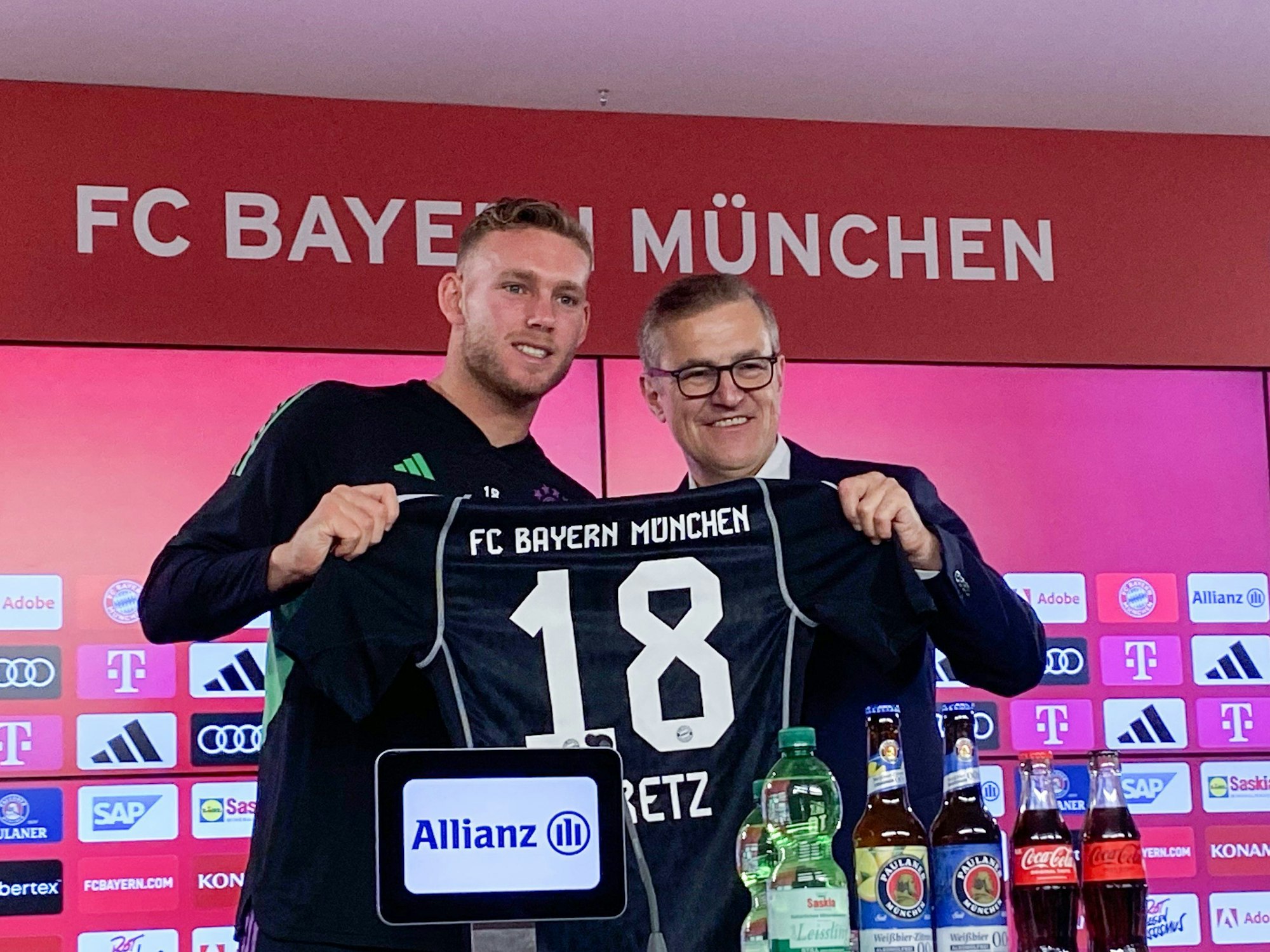 Bayerns neuer Torhüter Daniel Peretz (l) wird von Bayerns Vorstandsvorsitzendem Jan-Christian Dreesen auf einer Pressekonferenz vorgestellt.