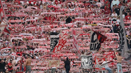 Kölner Fans unterstützen ihr Team vor dem Spiel gegen Eintracht Frankfurt am dritten Bundesliga-Spieltag.