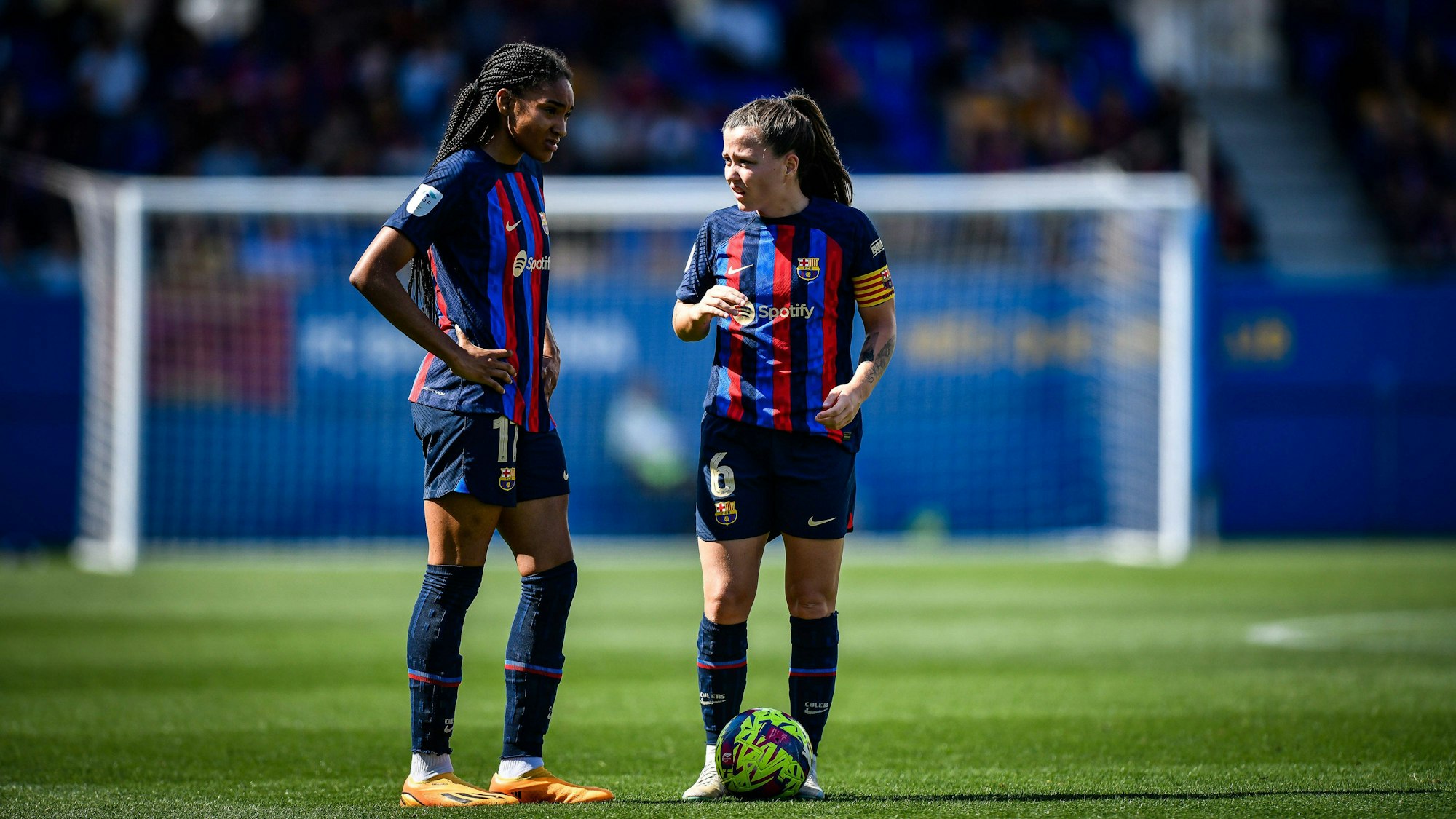 Claudia Pina (r.) und Salma Paralluelo vom FC Barcelona besprechen sich vor einem Freistoß