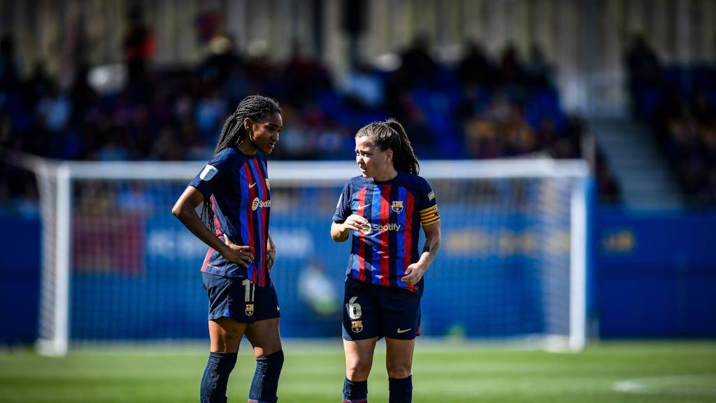 Claudia Pina (r.) und Salma Paralluelo vom FC Barcelona besprechen sich vor einem Freistoß